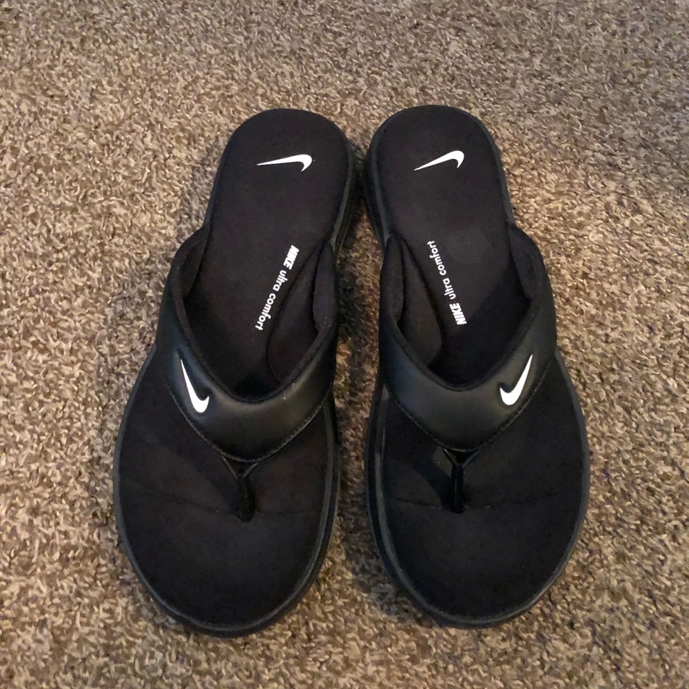 Black Nike comfort sole flip flops